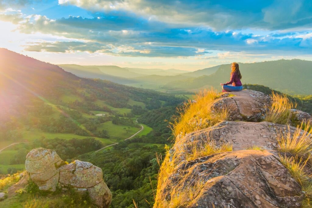 Destinos de Montanha Imperdíveis para Relaxamento e Meditação